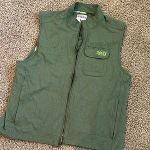 REI Forest Green Adventure Vest Men’s L Pockets, hiking, recreation, outdoors
